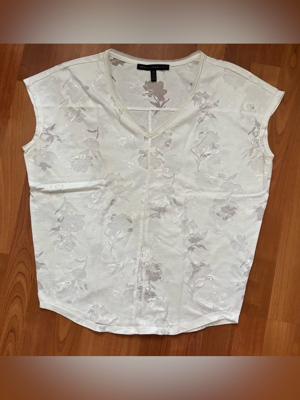 Women’s White House Black Market white floral blouse Size XS - Picture 3 of 5